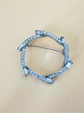 Elegant Silver tone & clear Crystal wreath brooch